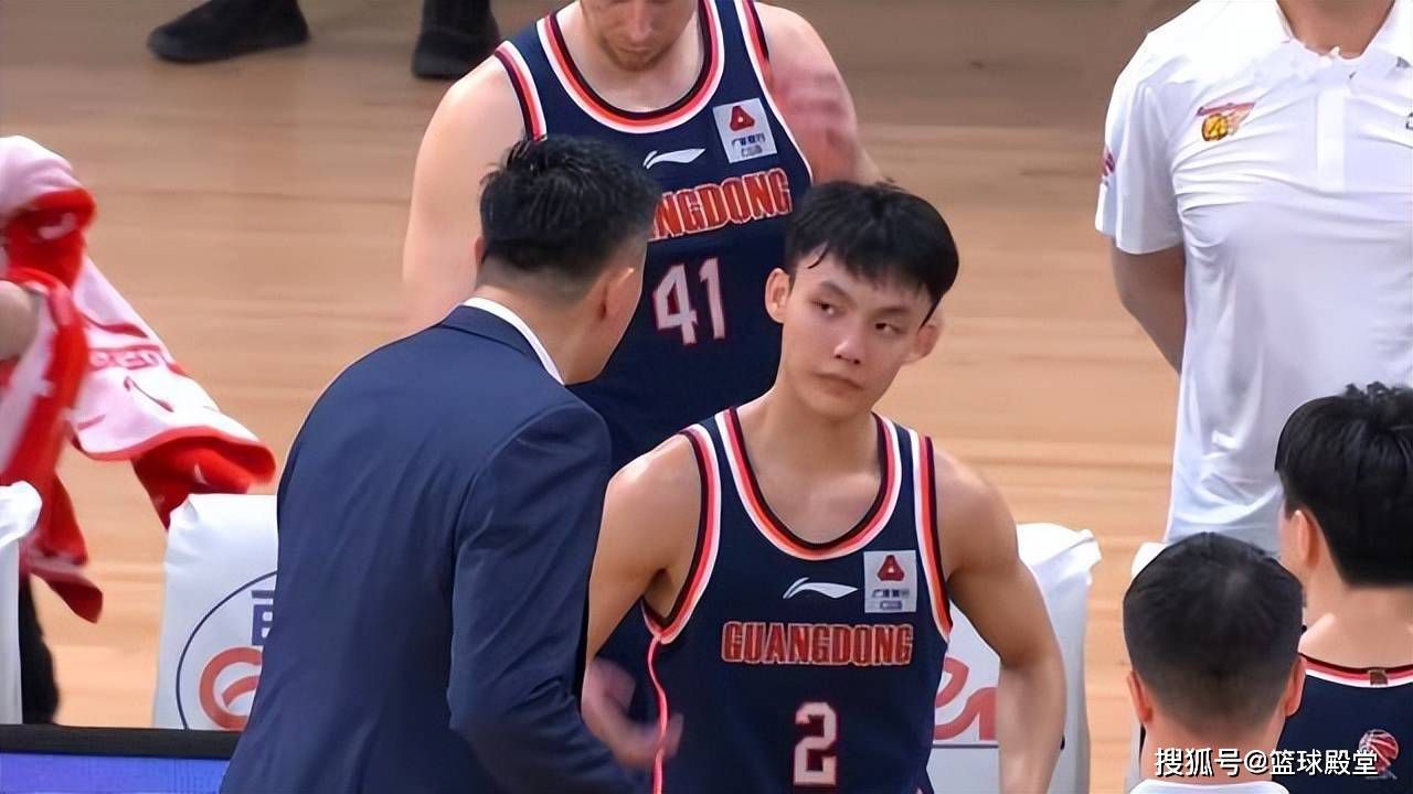 多名NBA高管：鹈鹕几乎不可能裁掉锡安据TA记者MikeVorkunov报道，由于锡安上赛季仅出战了29场比赛，他后三个赛季（2025-26、2026-27、2027-28）的合同将不再受保障。